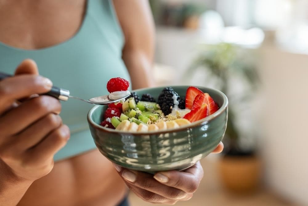 Los alimentos más ricos en fibra para mejorar su tránsito intestinal y su saciedad: cereales integrales, frutas y verduras