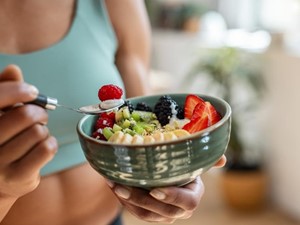 Los alimentos más ricos en fibra para mejorar su tránsito intestinal y su saciedad: cereales integrales, frutas y verduras